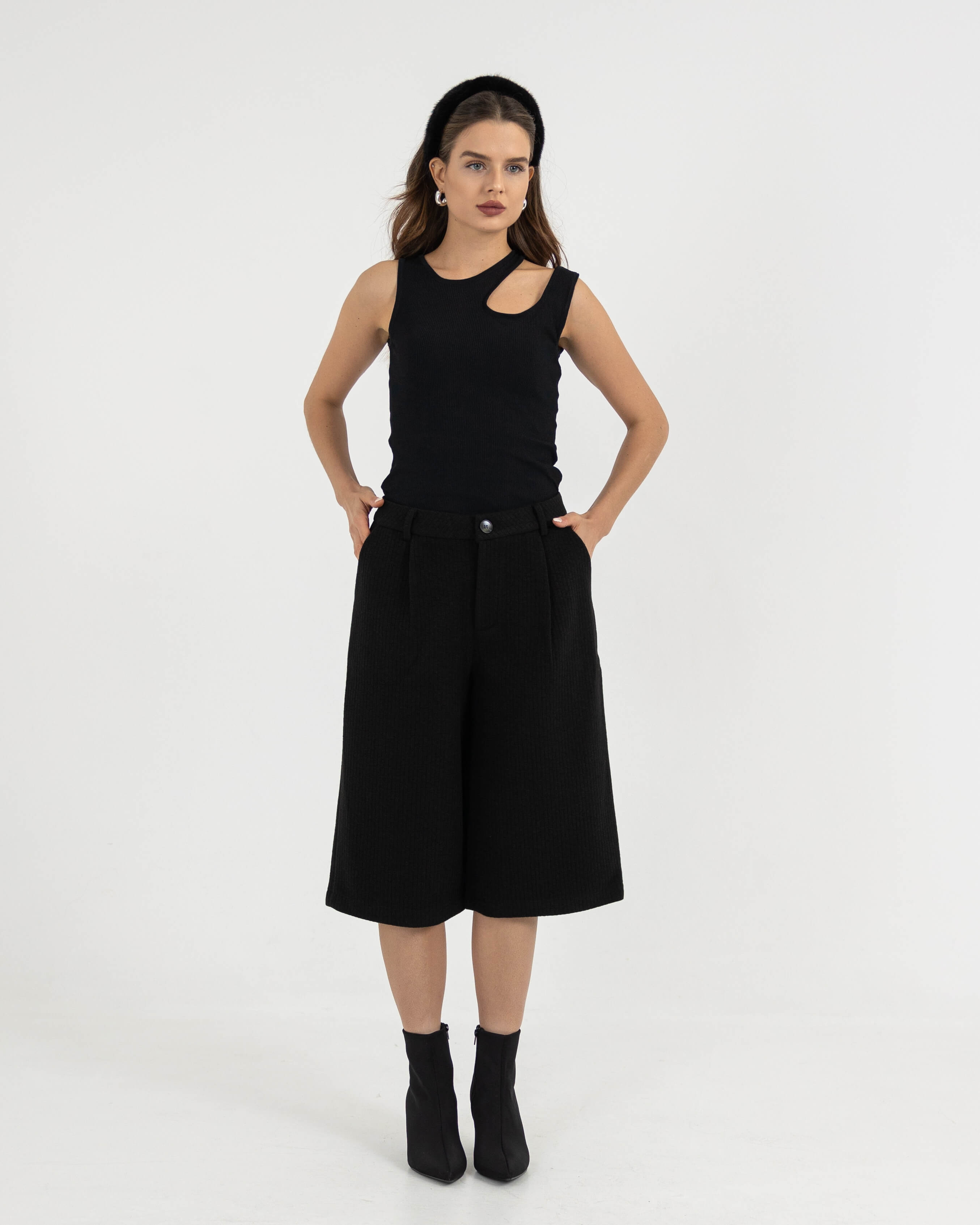 BLACK SHORT