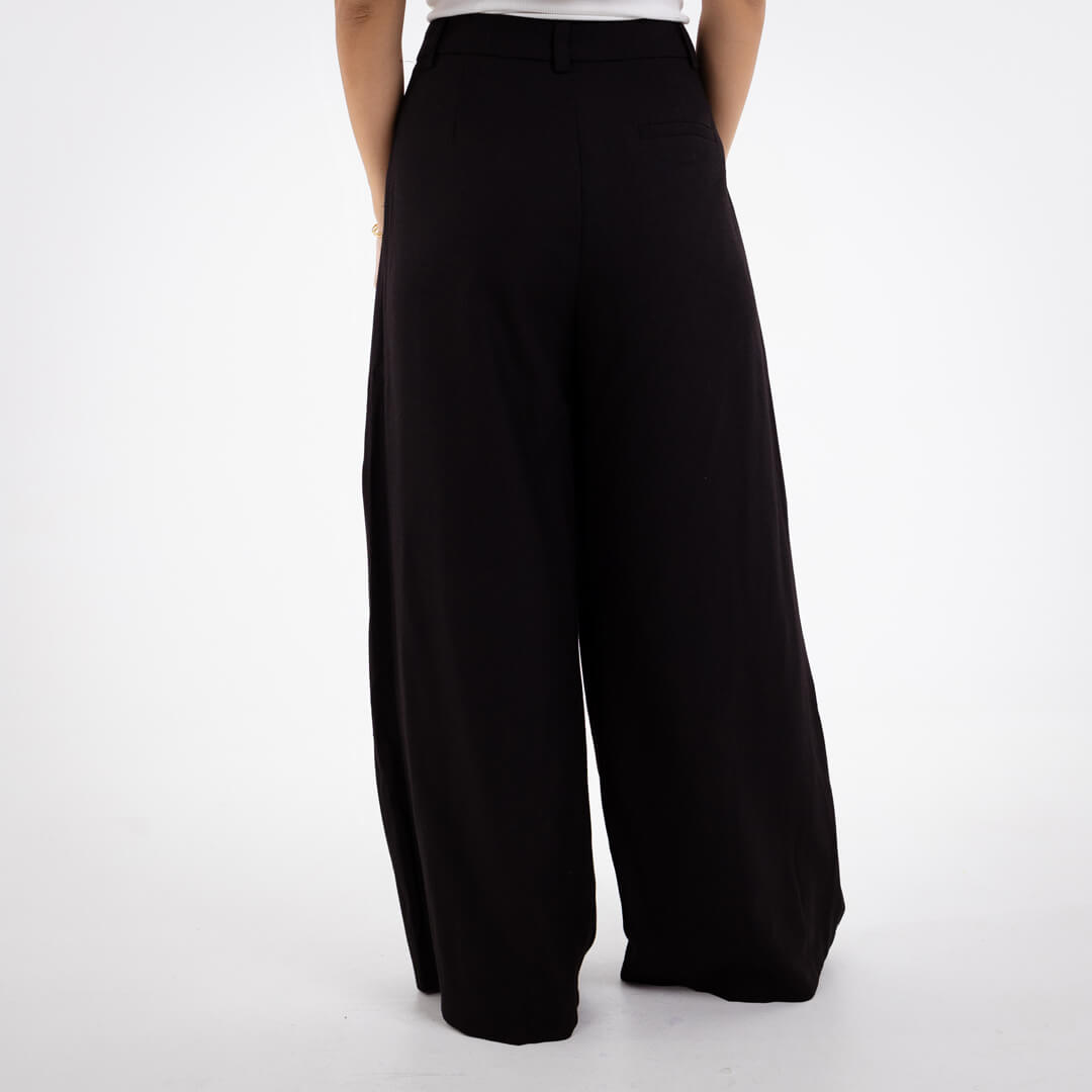 PLEATED BLACK PANTS