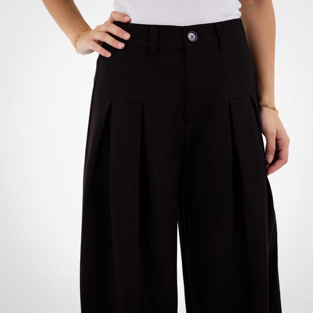 PLEATED BLACK PANTS